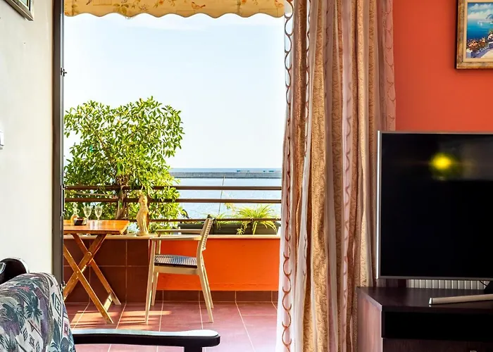 Grand Luxury Seafront Apartment Kalamata