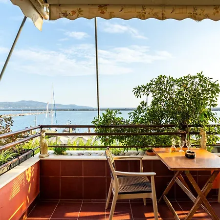 Grand Luxury Seafront Апартаменты Каламата