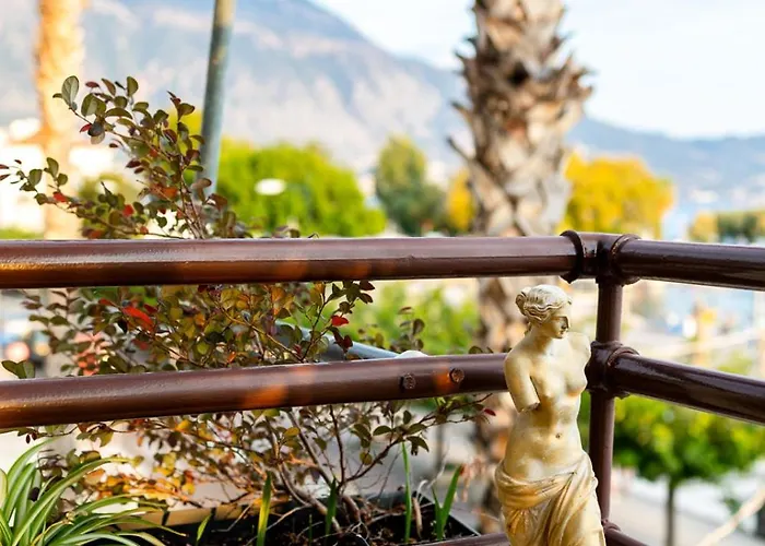 Grand Luxury Seafront Lejlighed *