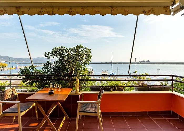 Grand Luxury Seafront Lejlighed