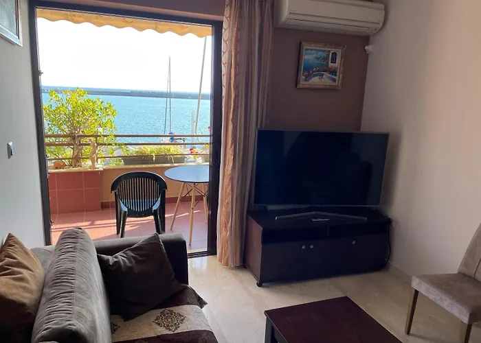 Grand Luxury Seafront *